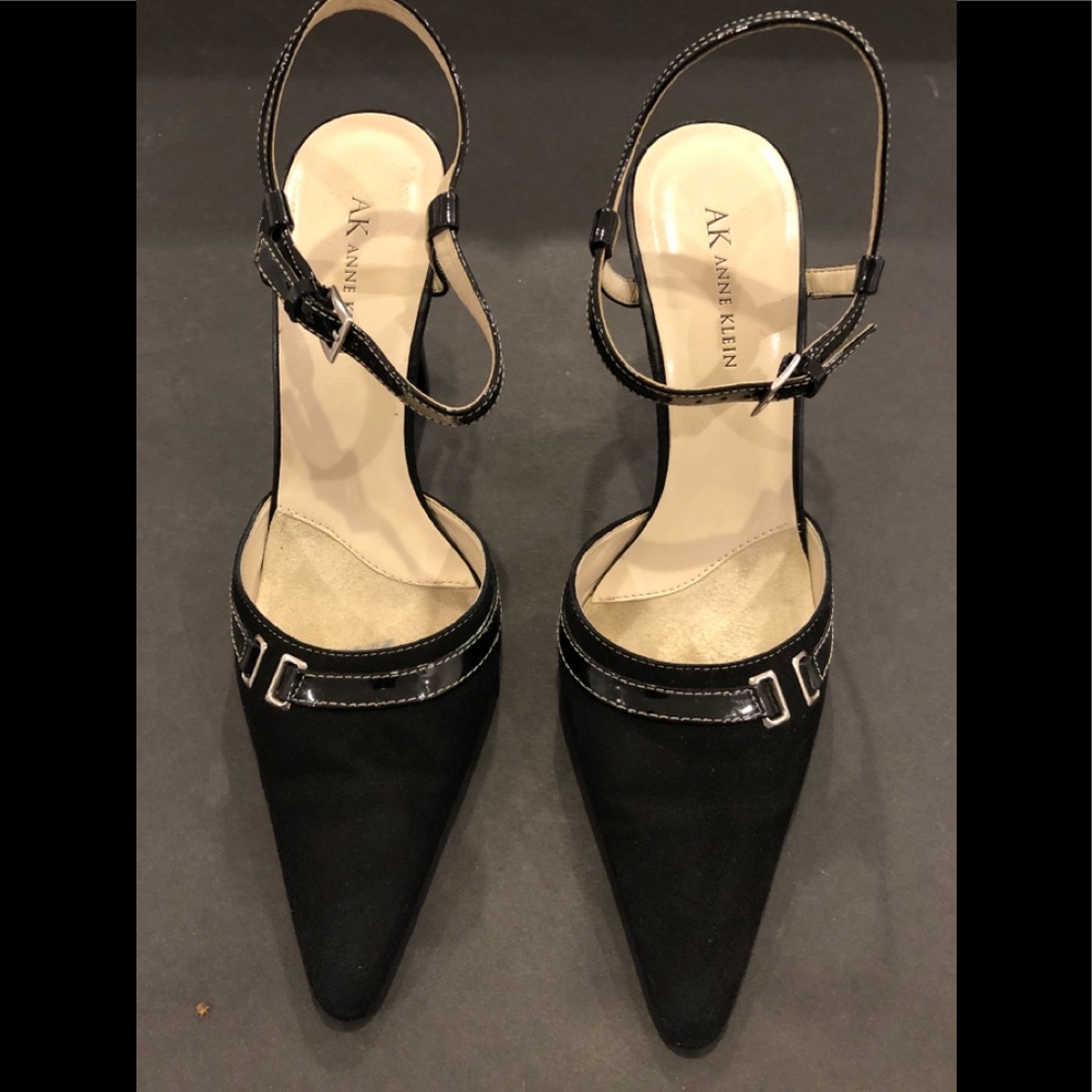 Pointy toe, suede and patent leather pump